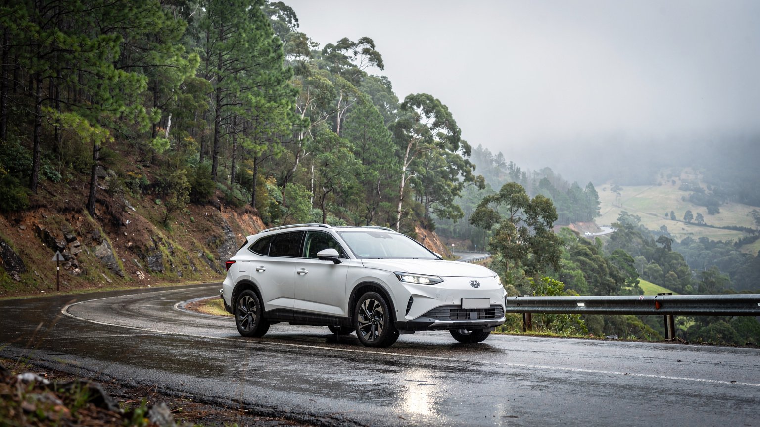 White SUV on a misty hill road bend in the Palani Hills (illustrative image)